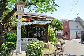 渥美清寄贈の常夜燈